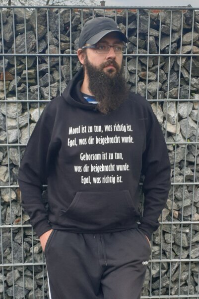 Hoody mit Aufdruck Moral Gehorsam